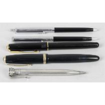 A quantity of pens, including Parker and silver examples.