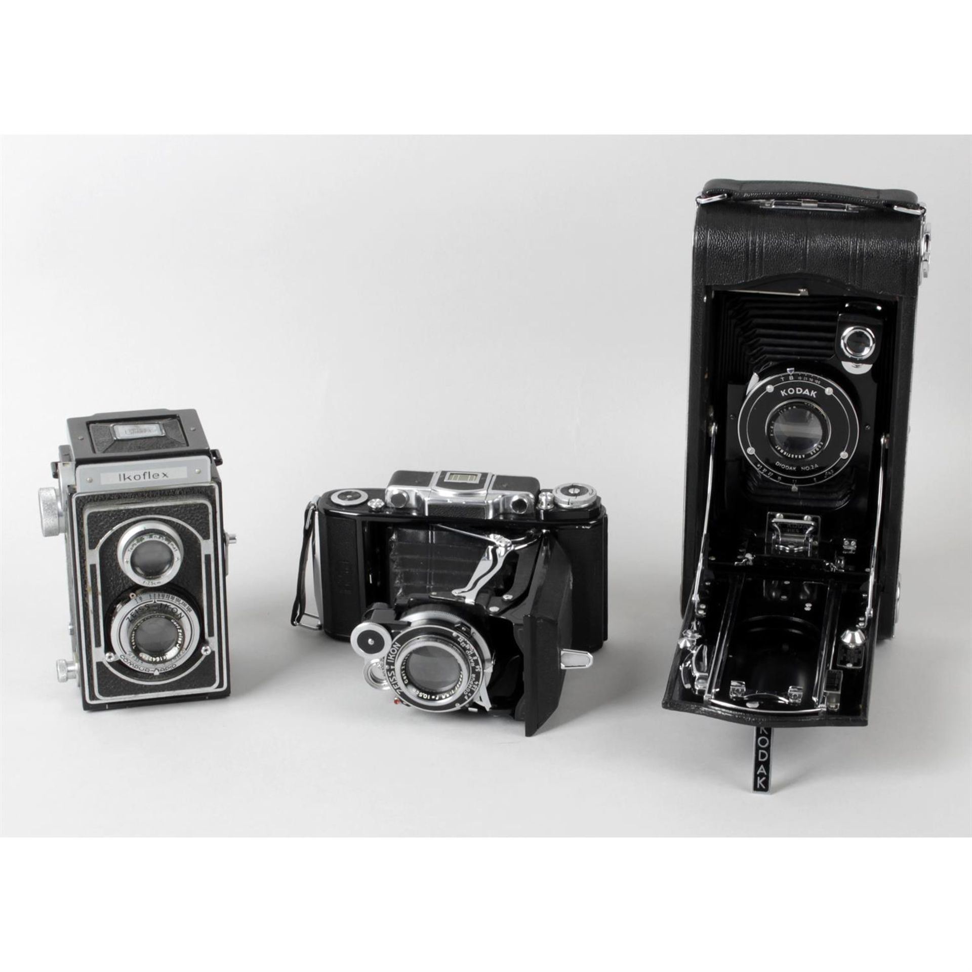 A large mixed selection of assorted vintage cameras.