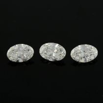 Three oval-shape diamonds, 0.85ct