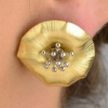 Floral earrings, by De Regibus