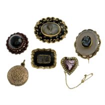 Six pieces of late 19th century & later jewellery