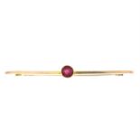 Early 20th century 15ct gold garnet-topped-doublet bar brooch.