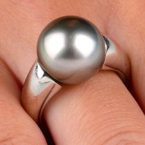 Grey cultured pearl ring