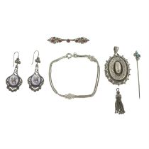 Assorted late 19th and later jewellery.