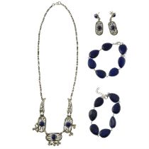 Lapis lazuli jewellery set, together with two bracelets