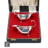 A cased pair of hallmarked silver sauce boats of plain form, total weight 5oz, terminating in flying