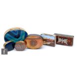 A collection of polished agate, plated and horn snuff and pill boxes, to include three oval agate