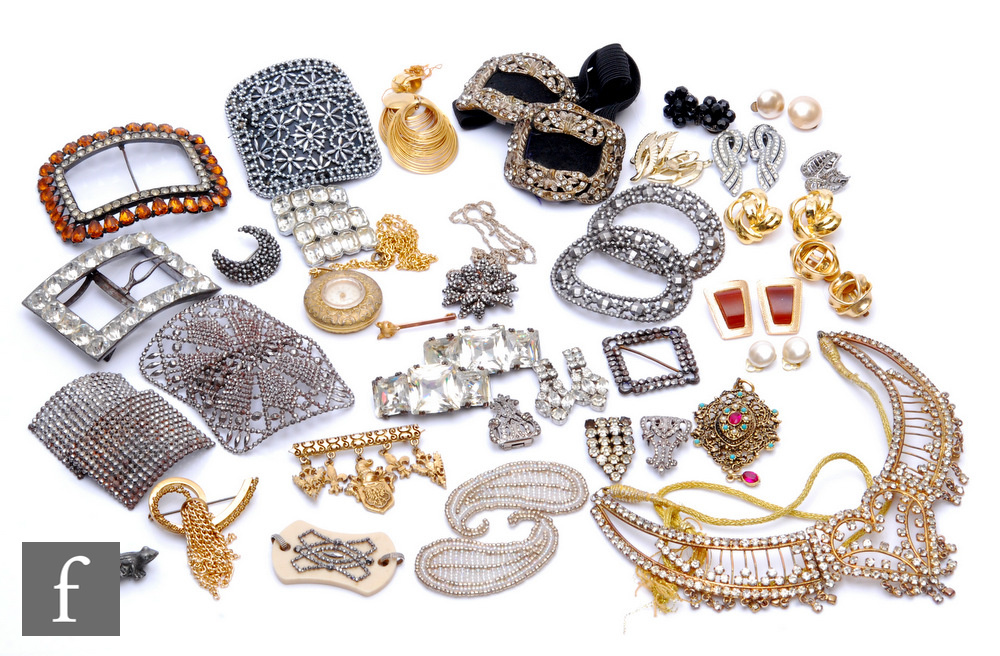 A collection of assorted costume jewellery, to include a 9ct gold fox head bar brooch, a