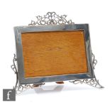 A George V hallmarked silver photograph frame, 12.5cm x 17.5cm, easel back, London 1913, Stokes &