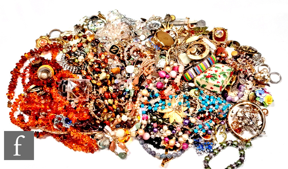 A parcel lot of assorted costume jewellery to include earrings, beads, brooches, bracelets, silver