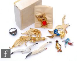 Various - A collection of assorted costume jewellery bird brooches to include two plastic
