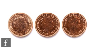 Elizabeth II - Three sovereigns, 2013, 2014 and 2015. (3)
