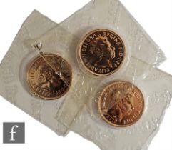 Elizabeth II - Three sovereigns, 2010. (3)