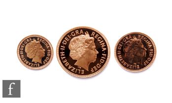 Elizabeth II - A United Kingdom proof three coin sovereign collection, 2000, with certificate