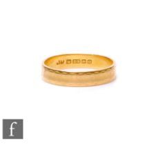 A 22ct hallmarked wedding ring with feather detail to border, weight 2.8g, ring size L, Birmingham