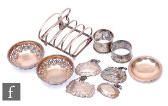 A small parcel lot of assorted silver items to include two bon bon dishes, napkin rings, decanter
