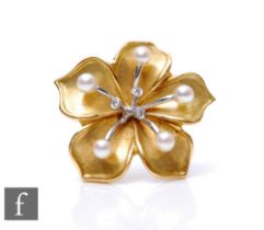 An 18ct diamond and cultured pearl brooch modelled as five leaf flower head, weight 9g, diameter