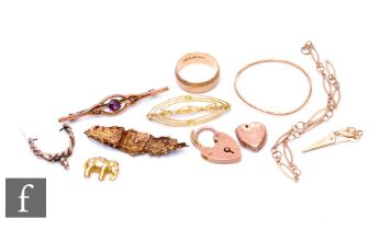 A small parcel lot of assorted 9ct items to include charms, brooches and a wedding ring, total