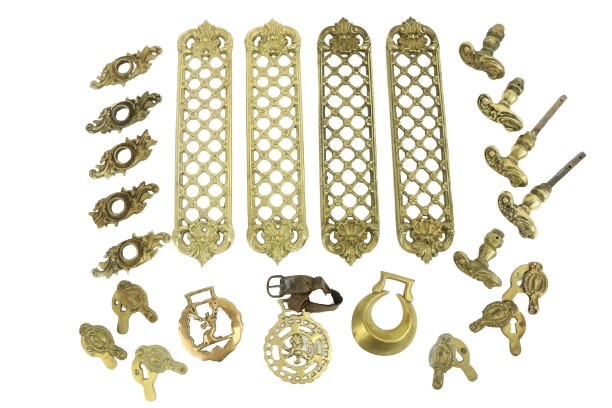 THIS LOT IS WITHDRAWN A quantity of miscellaneous old brass Fittings,