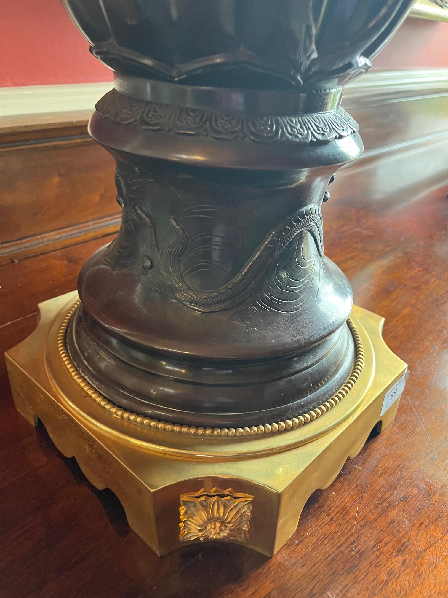 A fine pair of early 20th Century Meji period Japanese bronze and brass mounted vase shaped Table - Image 15 of 19