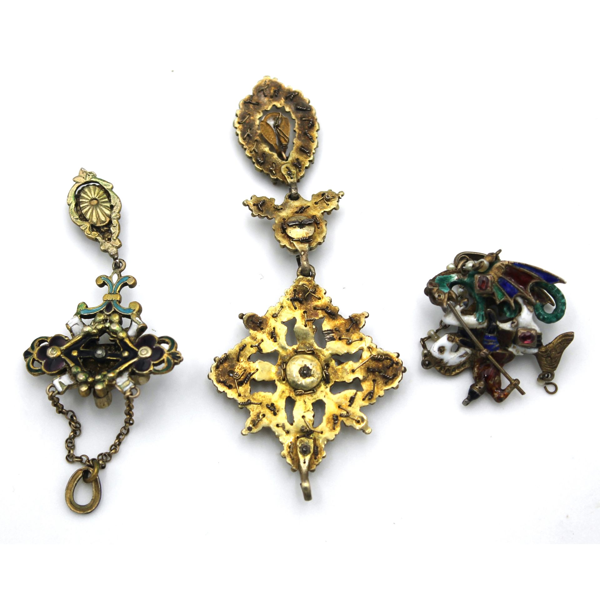 Tre spille con smalti - Three brooches with enamels - Image 2 of 2