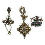 Tre spille con smalti - Three brooches with enamels