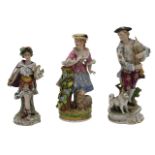 Tre piccole statue di gentiluomo, gentildonna e figura di guerriero - Three small statues of a gentl