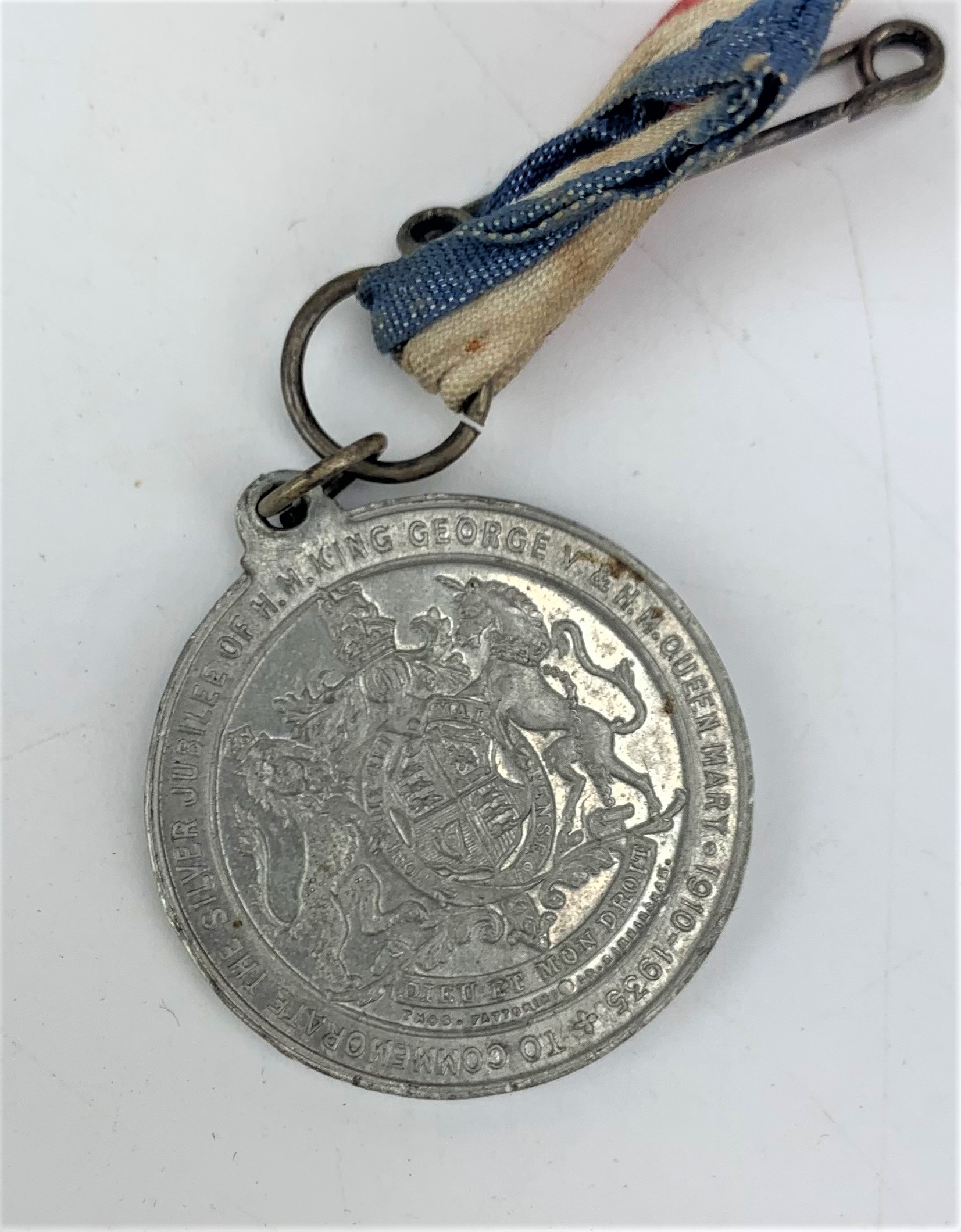 Silver Jubilee 1910 – 1935 tin with 2 handkerchiefs and coronation medal - Image 3 of 5