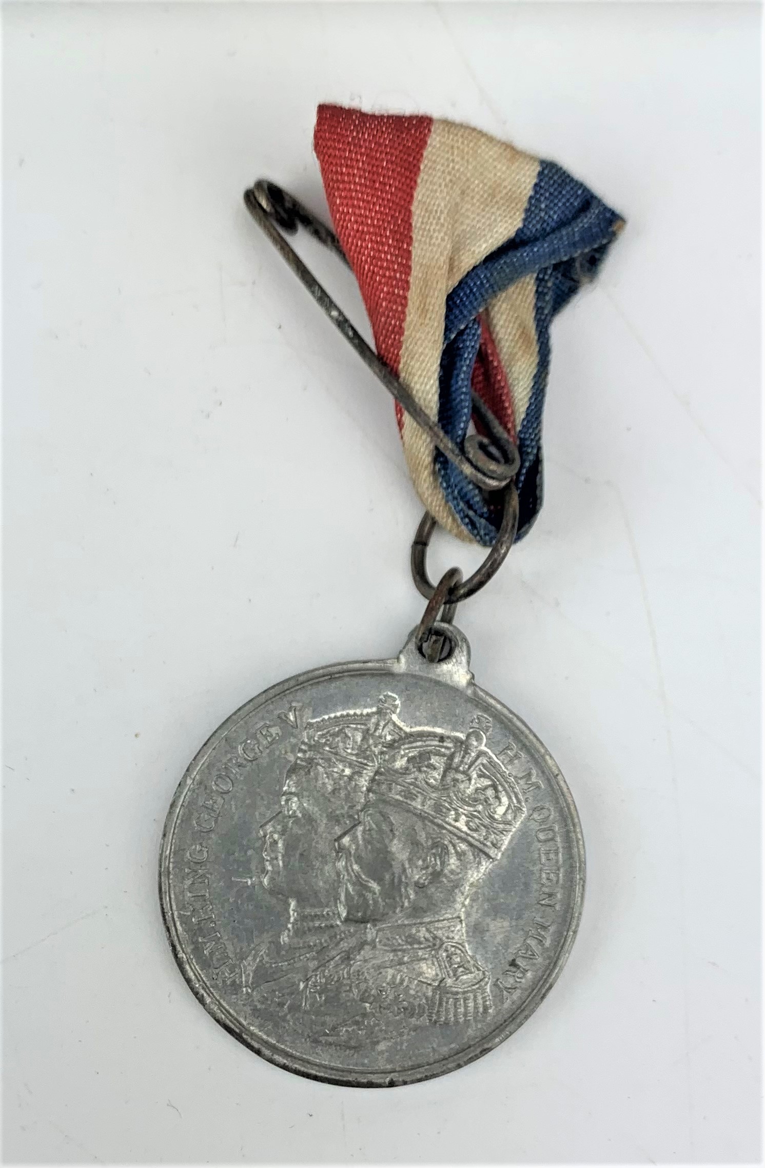 Silver Jubilee 1910 – 1935 tin with 2 handkerchiefs and coronation medal - Image 2 of 5
