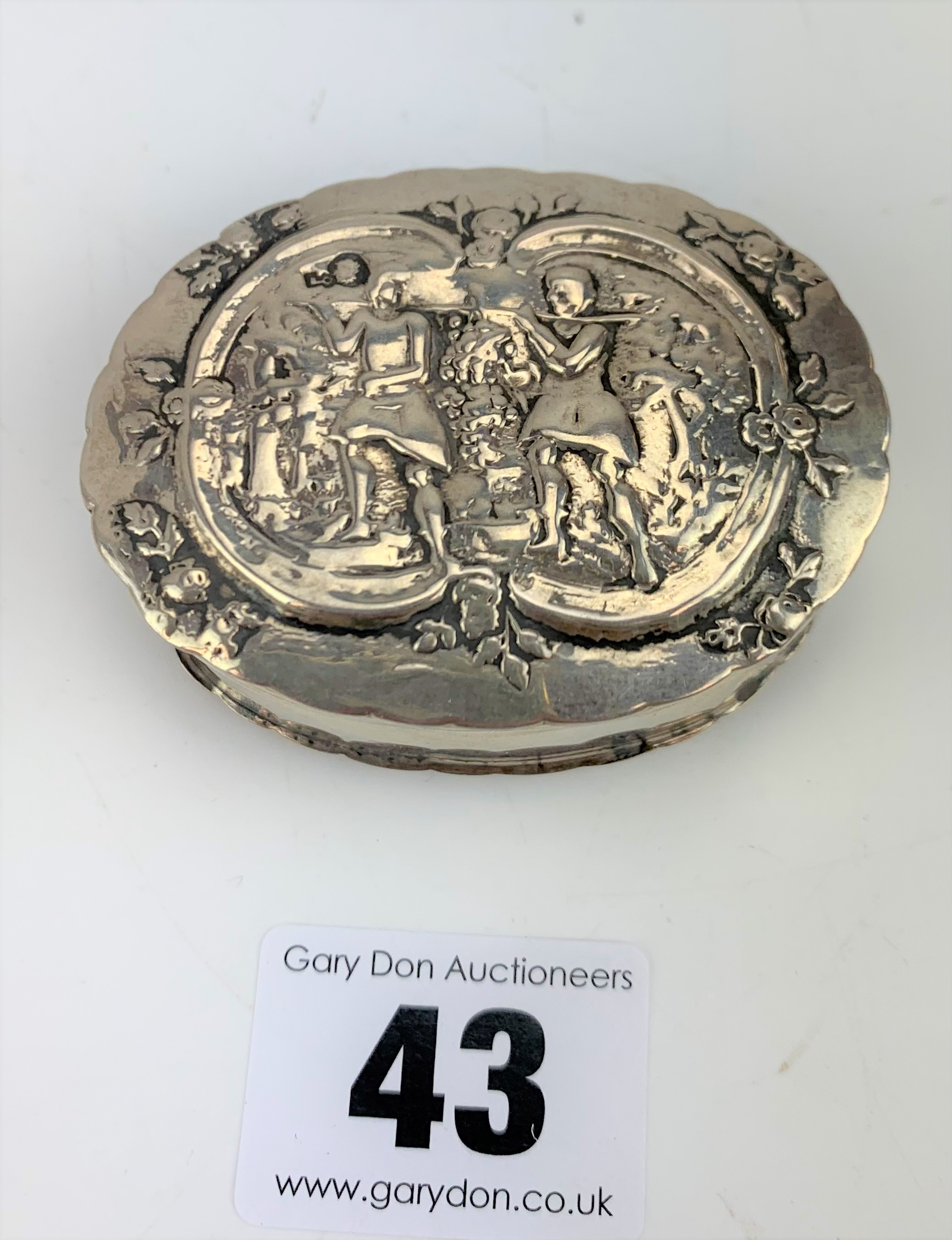 Silver oval embossed snuff box - Image 2 of 7