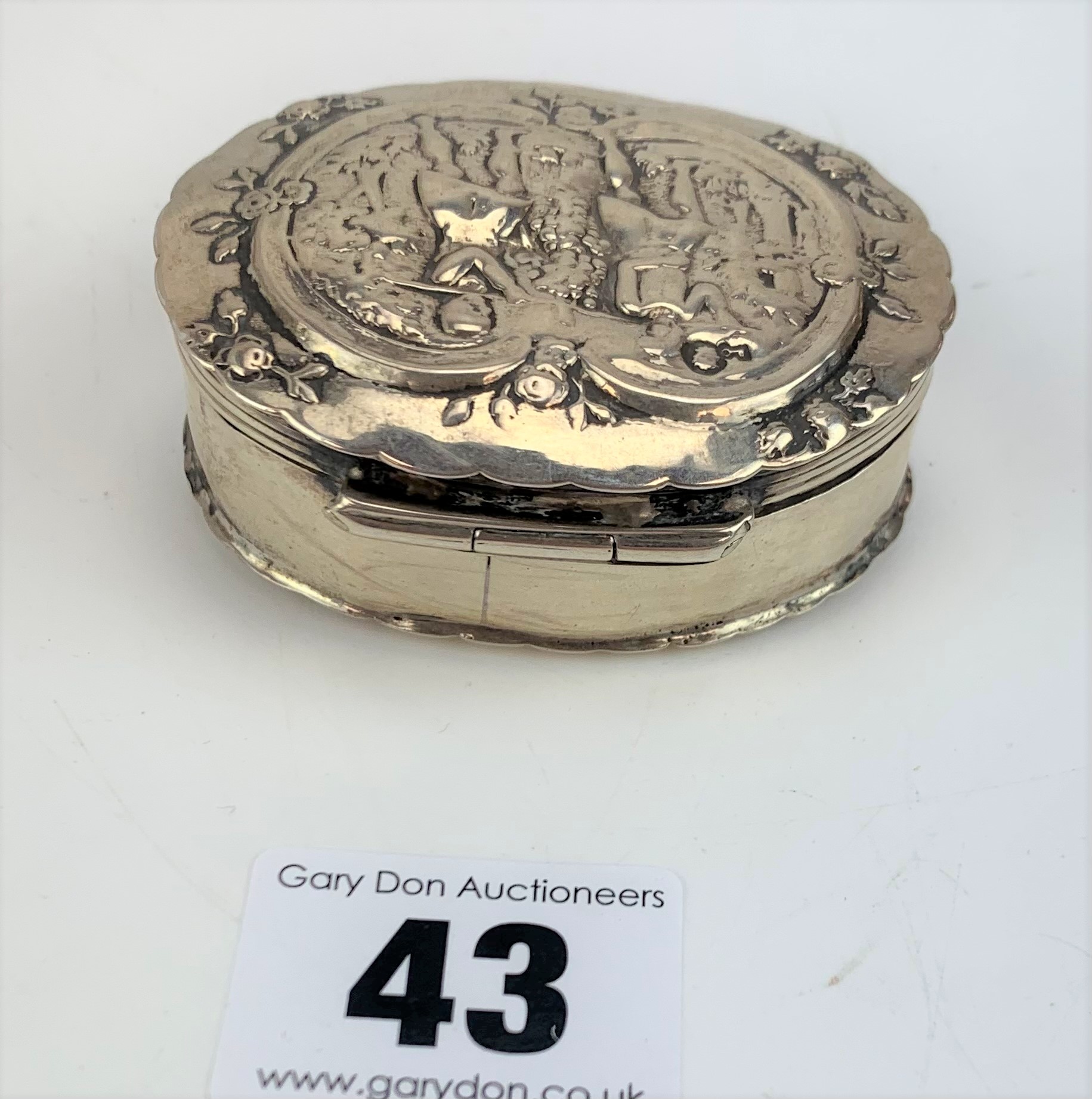Silver oval embossed snuff box - Image 4 of 7