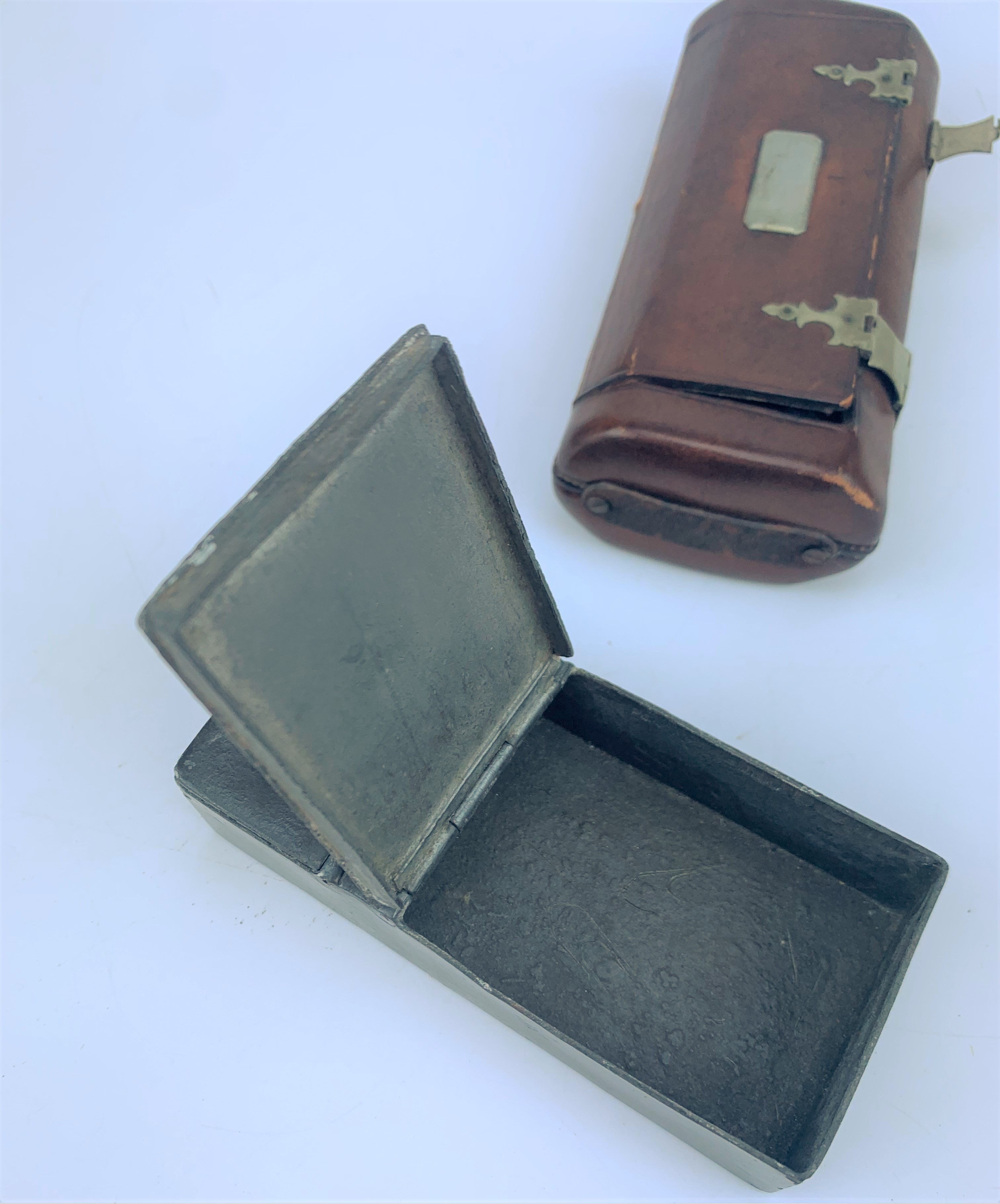 Leather and brass tobacco box and metal tobacco box - Image 5 of 6