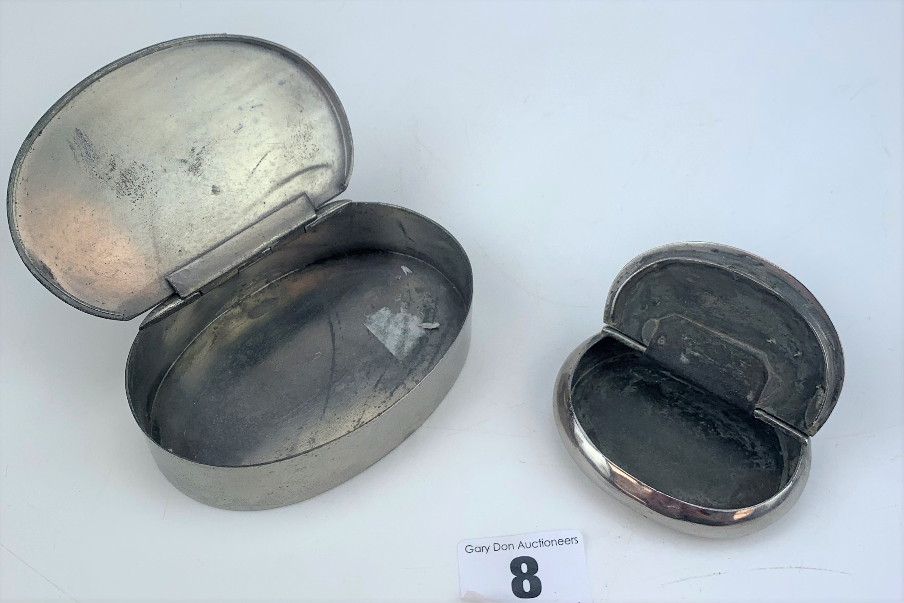 2 metal/pewter snuff boxes and tobacconists snuff scoop - Image 4 of 6