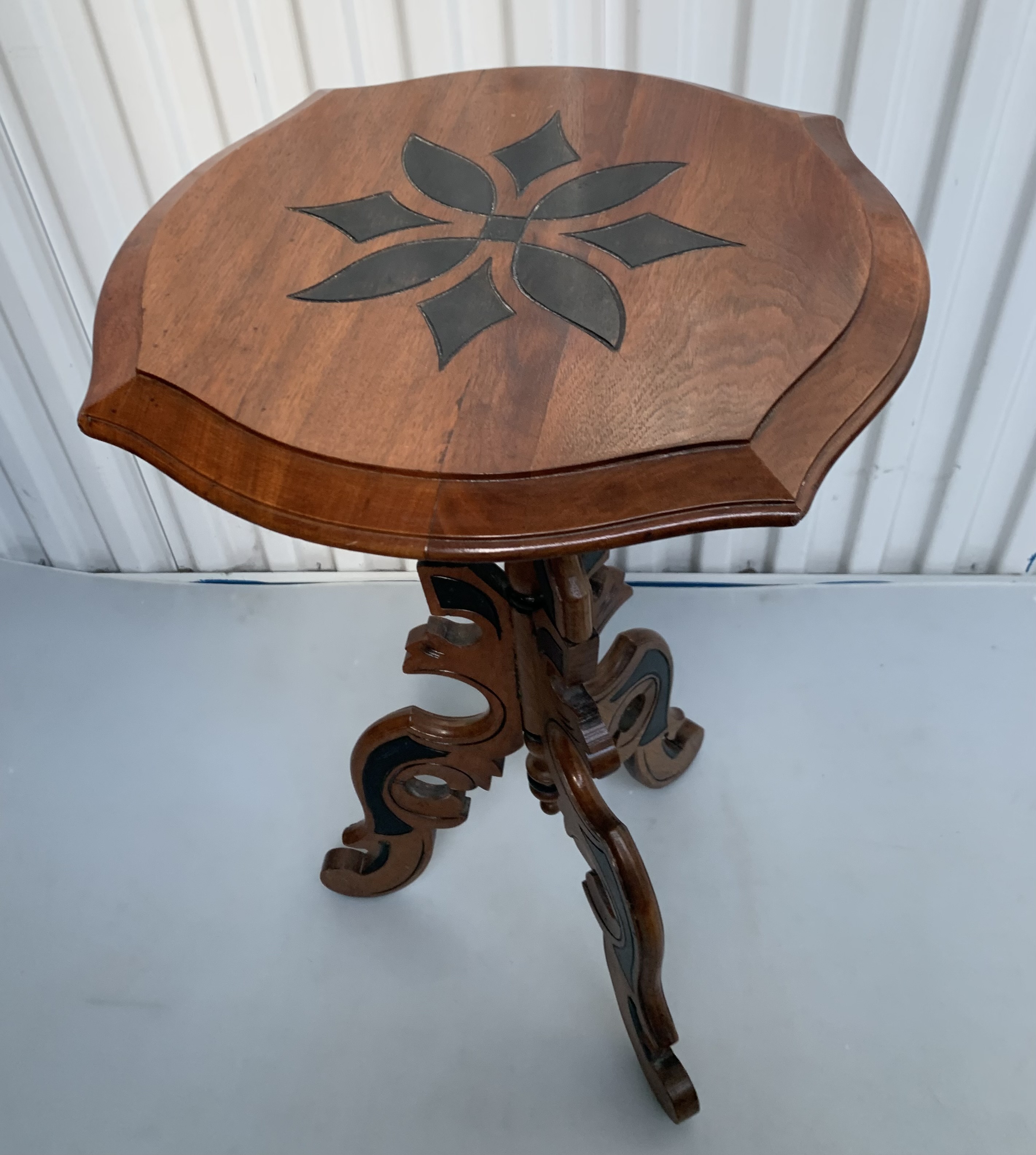 Carved inlaid tripod table - Image 5 of 6