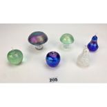 6 Glasform paperweights