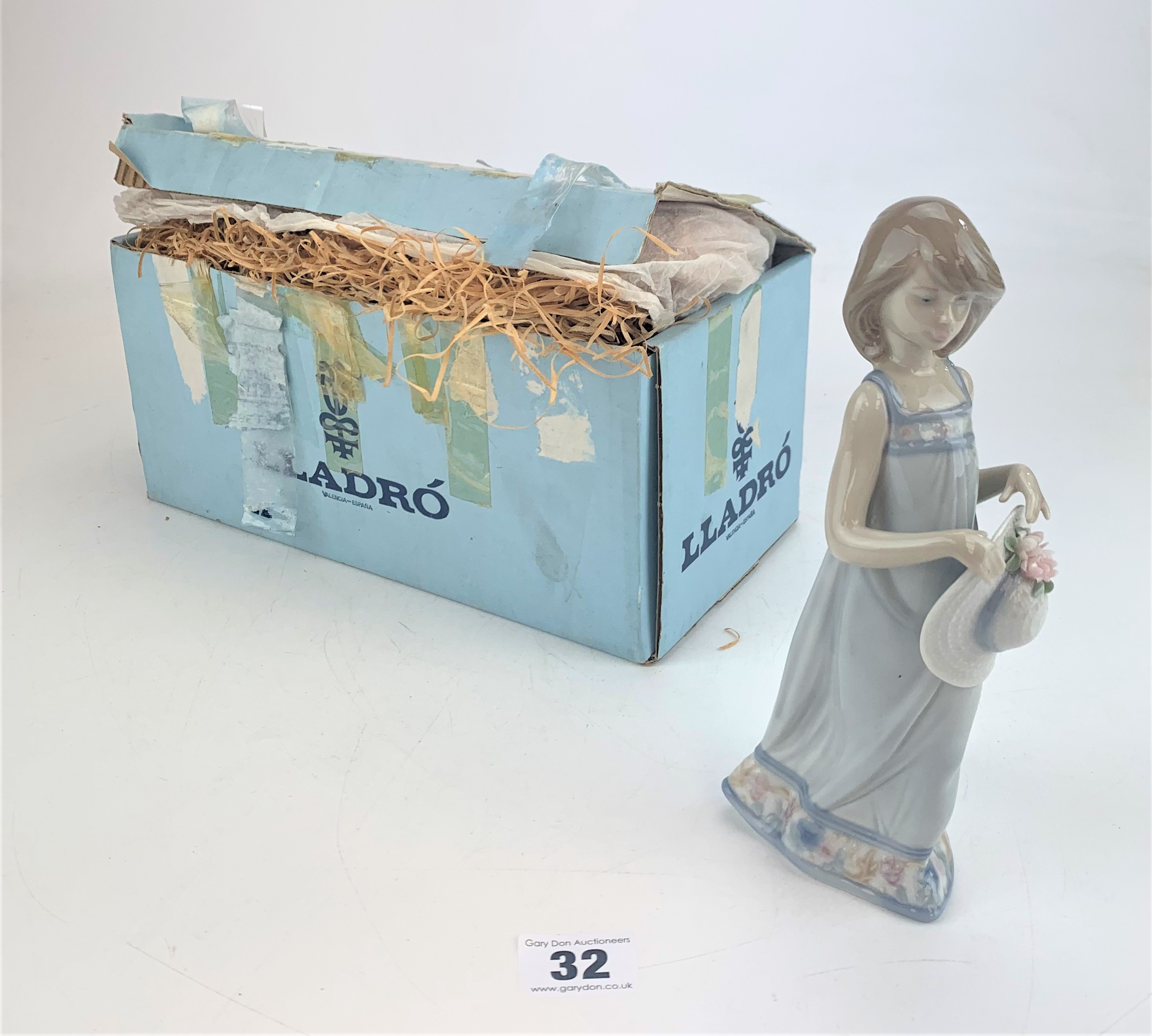 Lladro girl with hat figure in box - Image 2 of 4