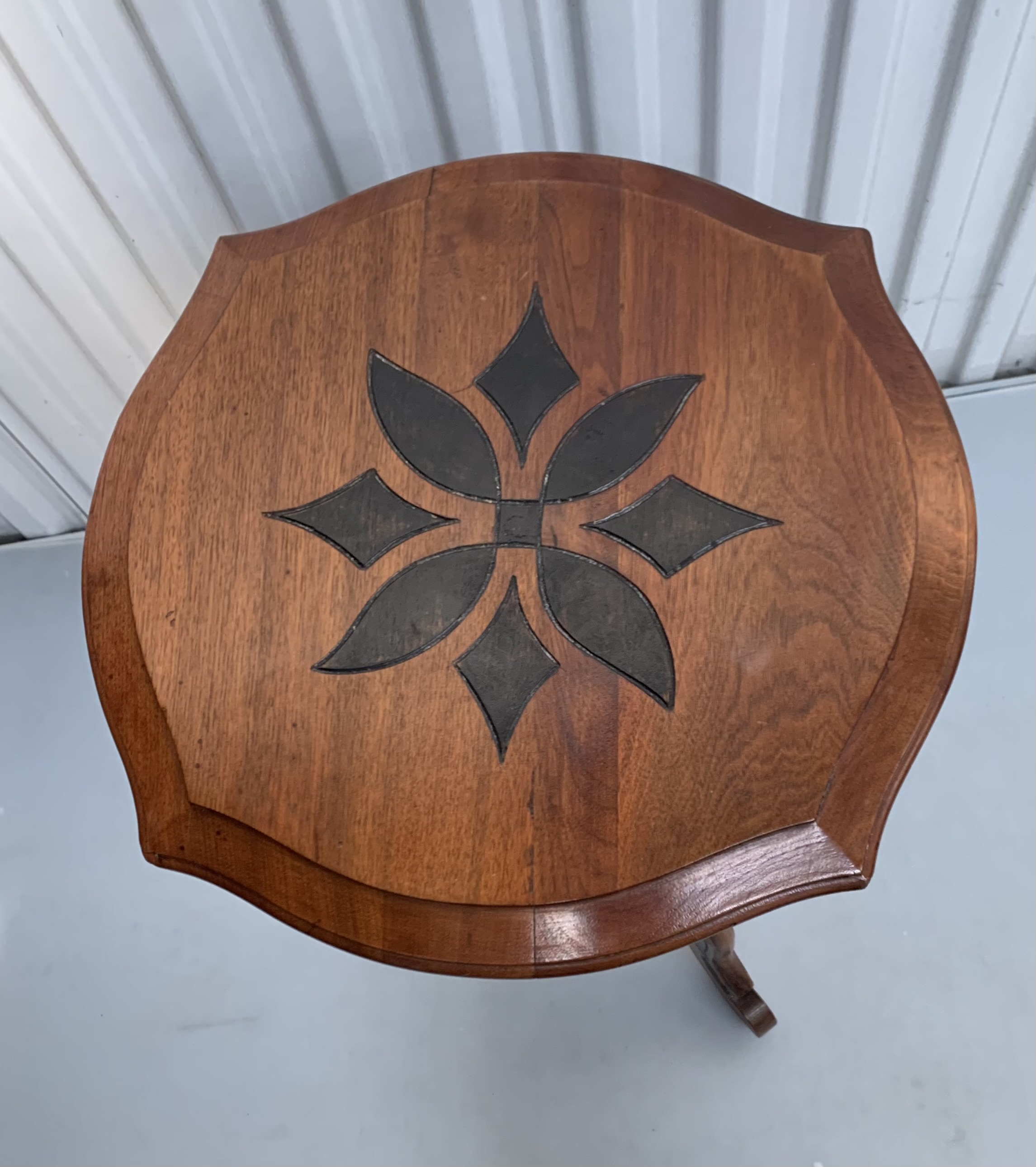 Carved inlaid tripod table - Image 6 of 6