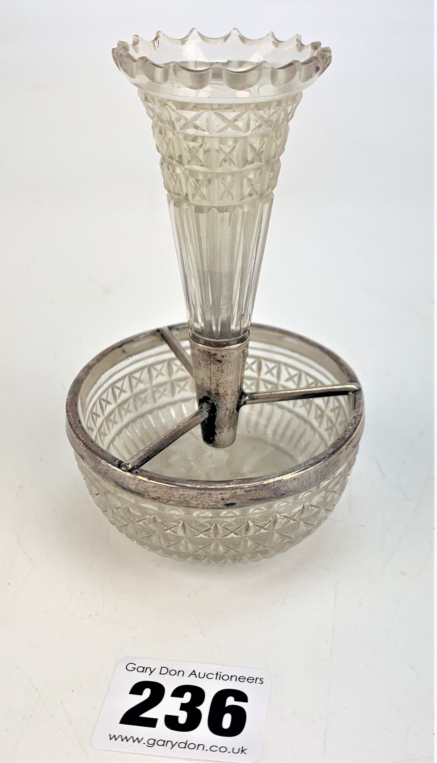 Silver rimmed glass eperne