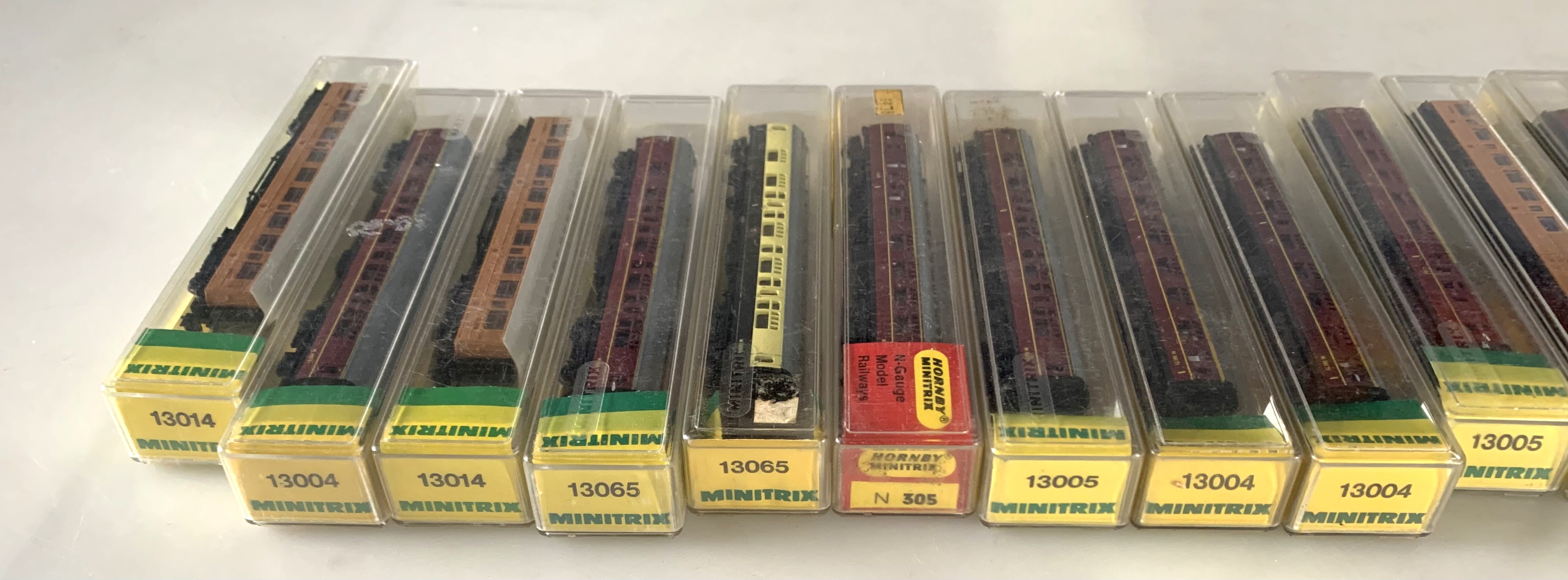 Hornby Minitrix railway carriages - Image 4 of 6