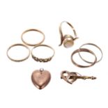 Assorted jewellery to include a 22ct wedding band ring, 2.2gm; four 9ct rings 6.6gm; 9ct heart