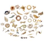 Quantity of assorted gilt brooches