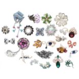 Quantity of modern gem and stone set brooches (25)