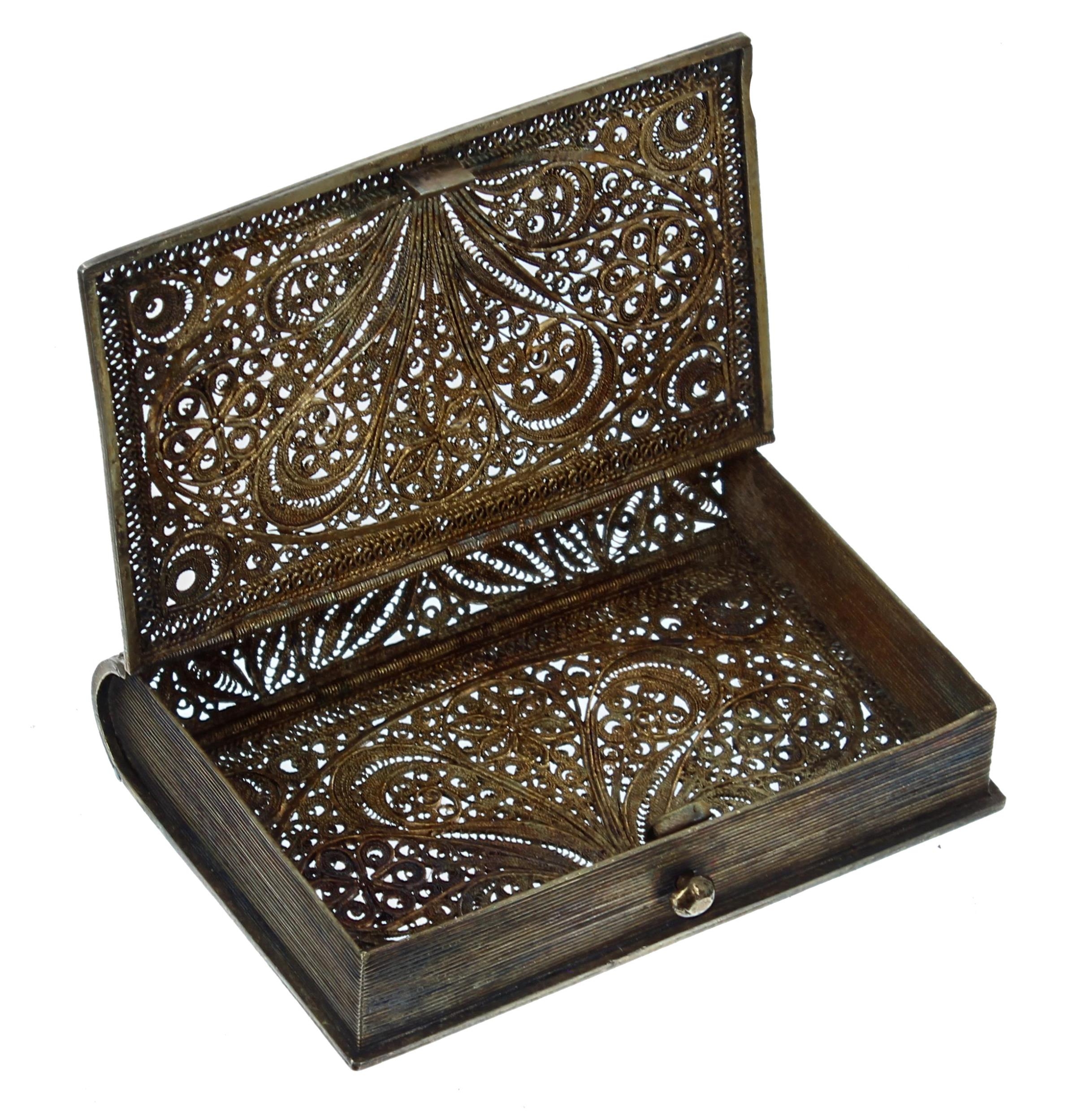 Ornate gilt metal filigree card case modelled as a book, 2.25" x 3.5" - Image 2 of 2