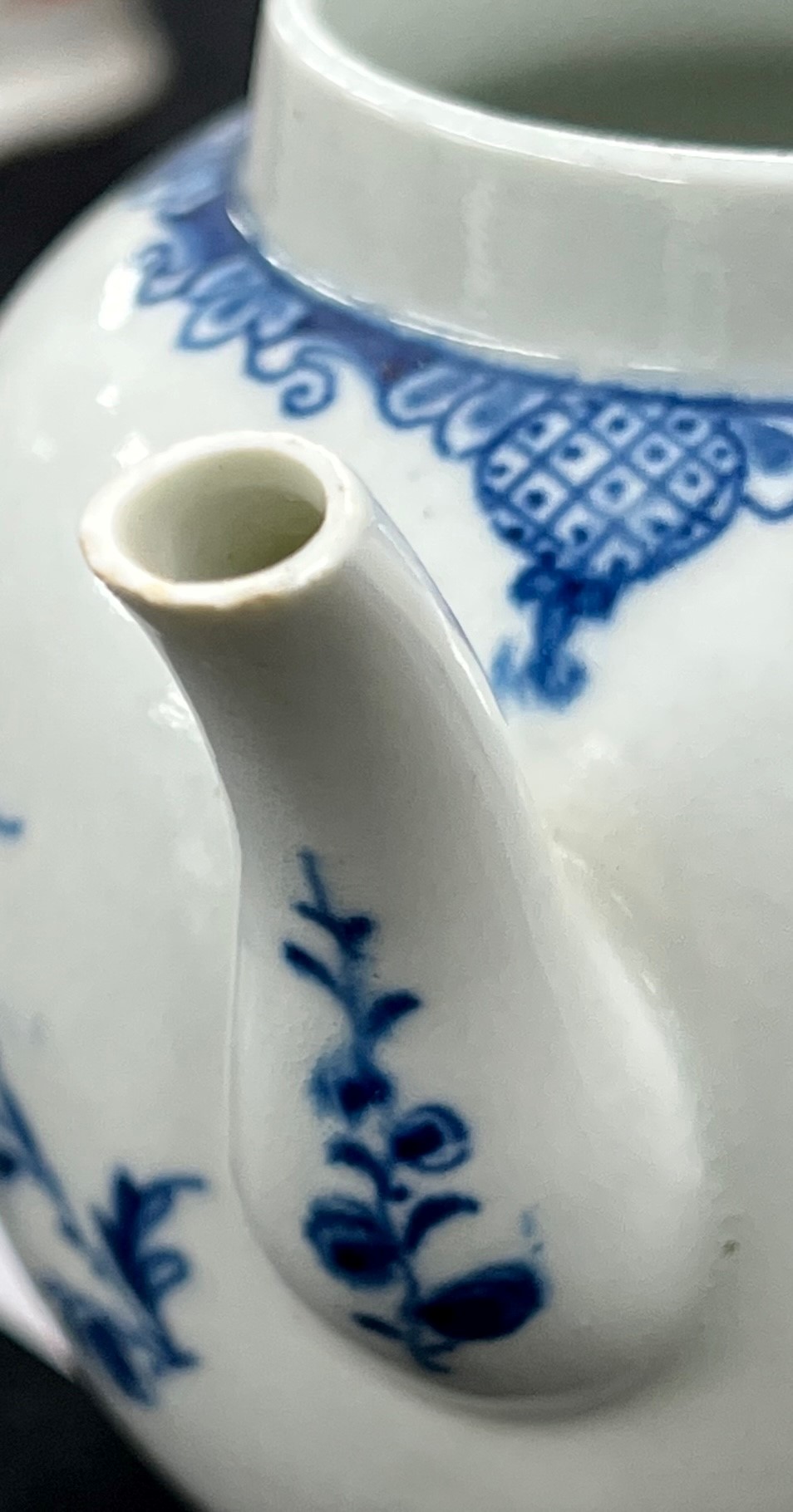 Worcester first period blue and white porcelain teapot, the cover with moulded flower finial, - Image 6 of 7