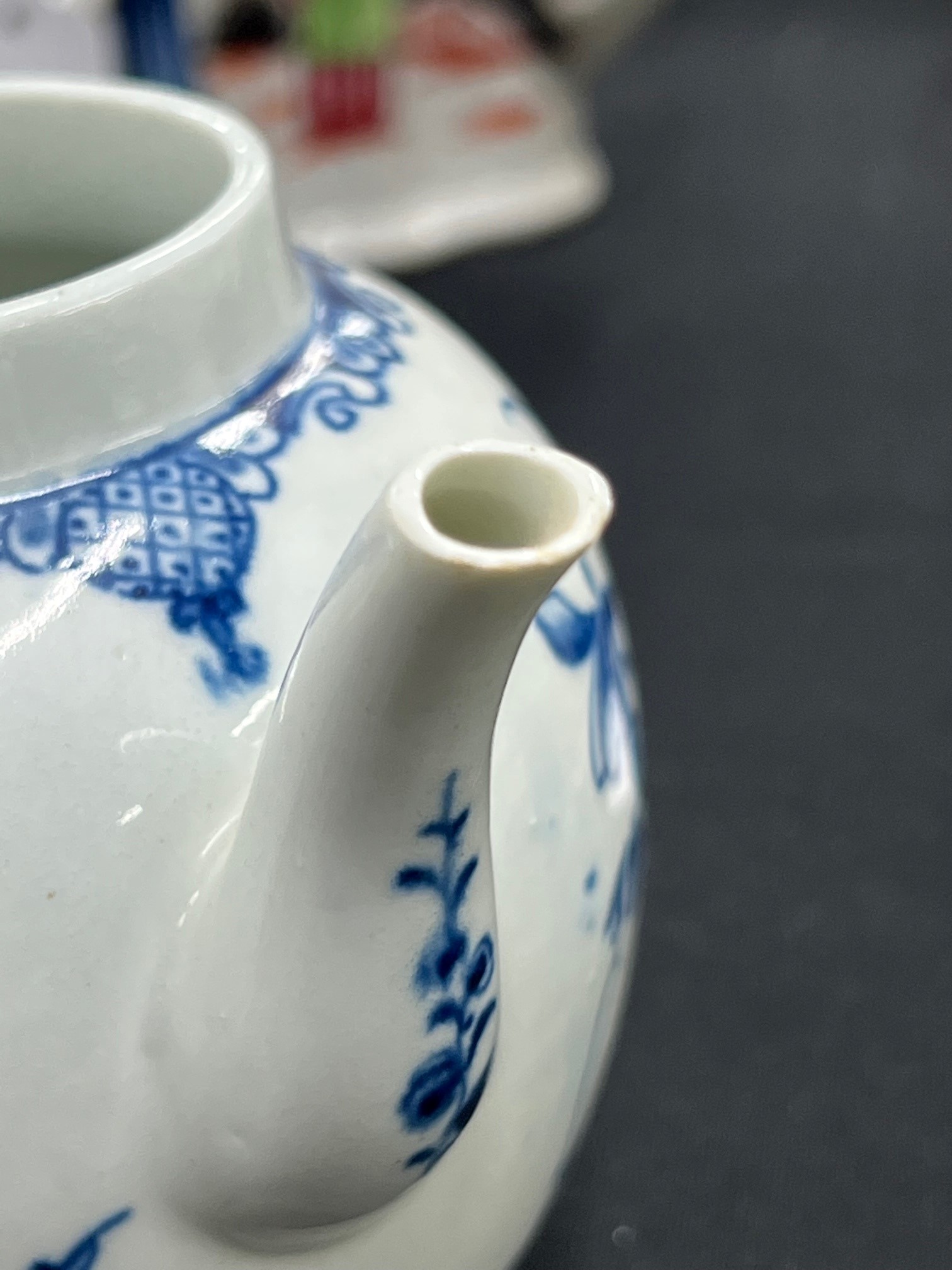 Worcester first period blue and white porcelain teapot, the cover with moulded flower finial, - Image 7 of 7