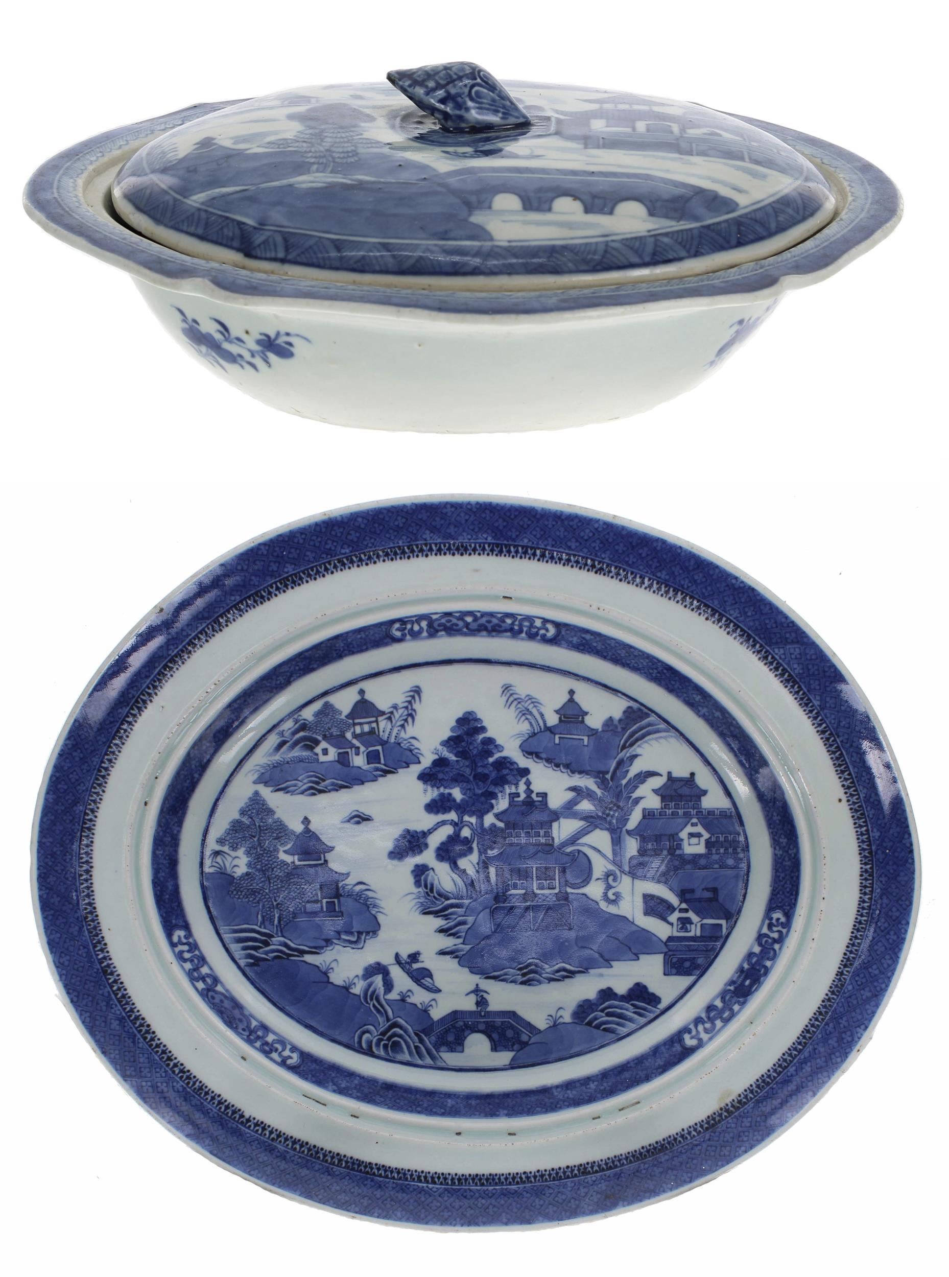 Chinese export blue and white porcelain oval tureen and cover, decorated with pagoda landscapes, 11"