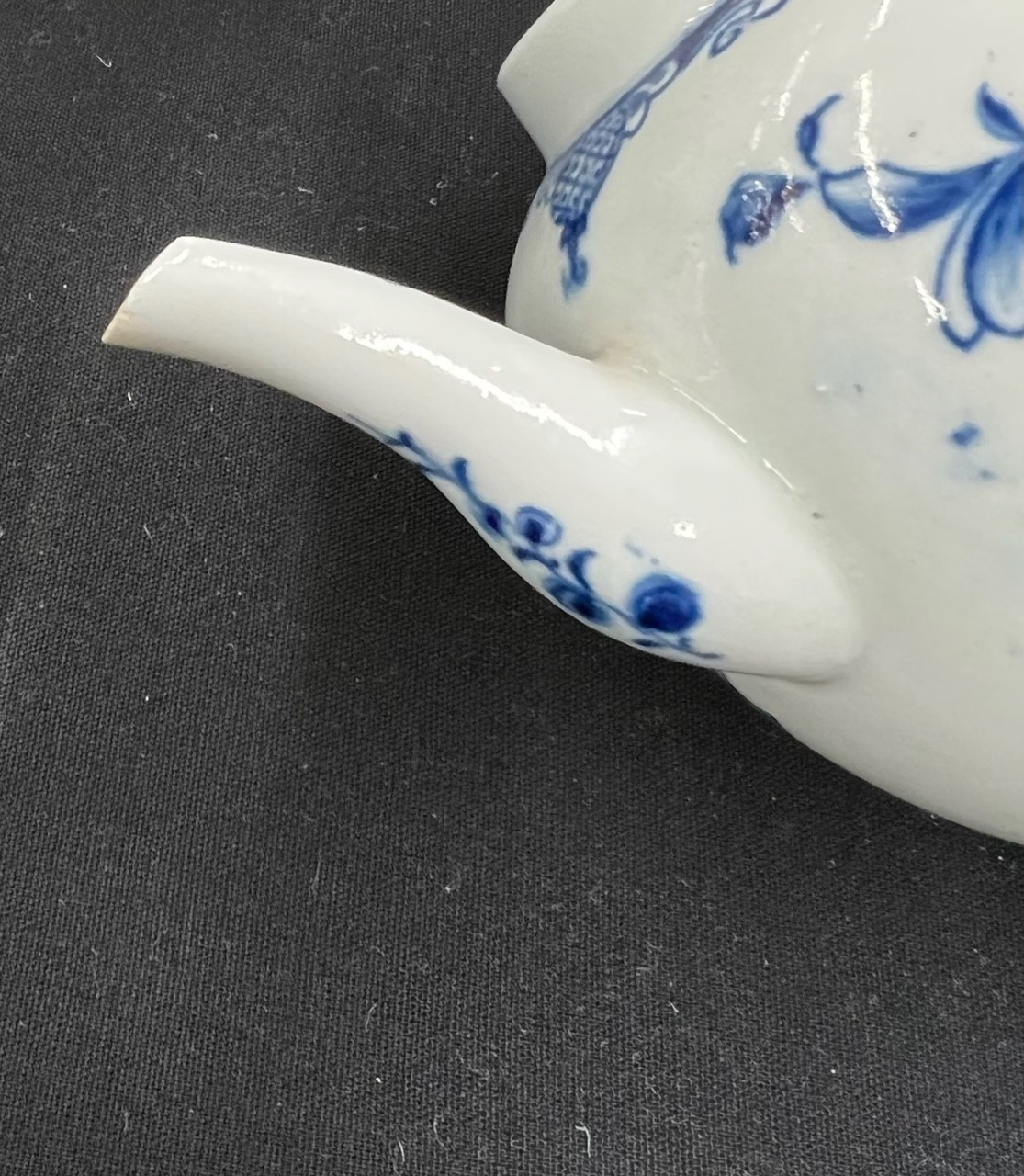 Worcester first period blue and white porcelain teapot, the cover with moulded flower finial, - Image 5 of 7