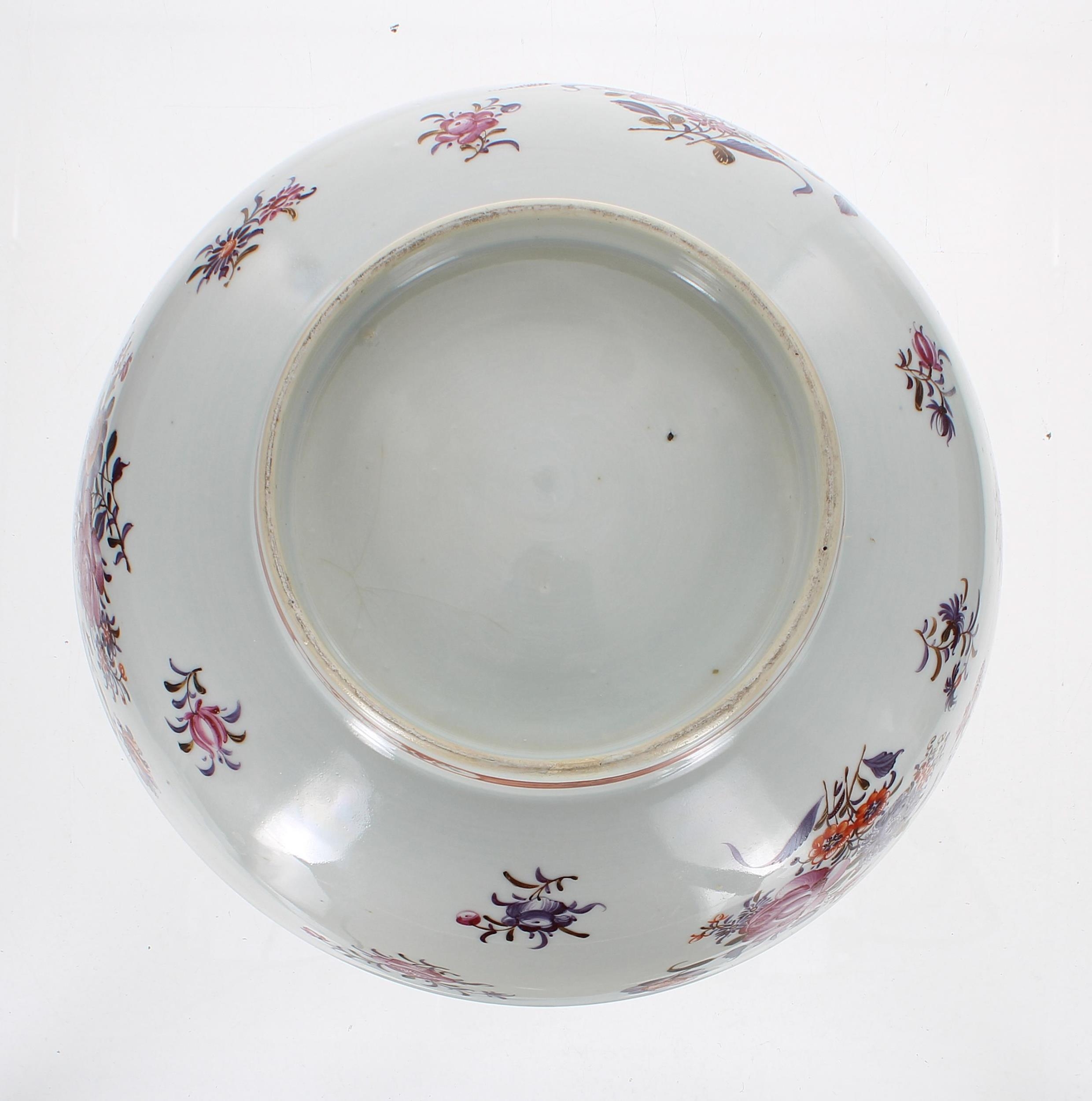 Chinese export porcelain famille rose circular punch bowl, painted with floral sprays with foliate - Image 5 of 5