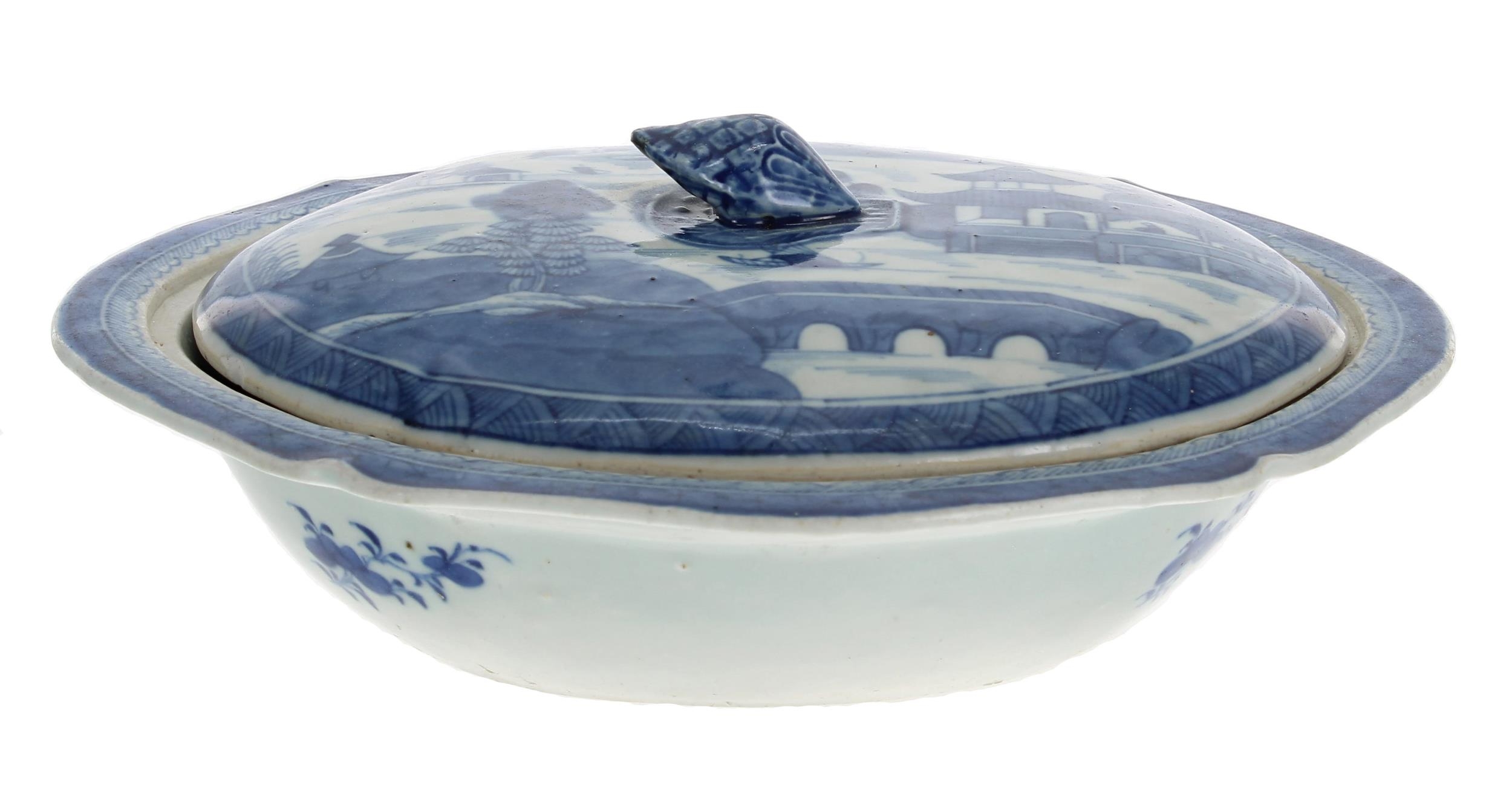 Chinese export blue and white porcelain oval tureen and cover, decorated with pagoda landscapes, 11" - Image 4 of 7