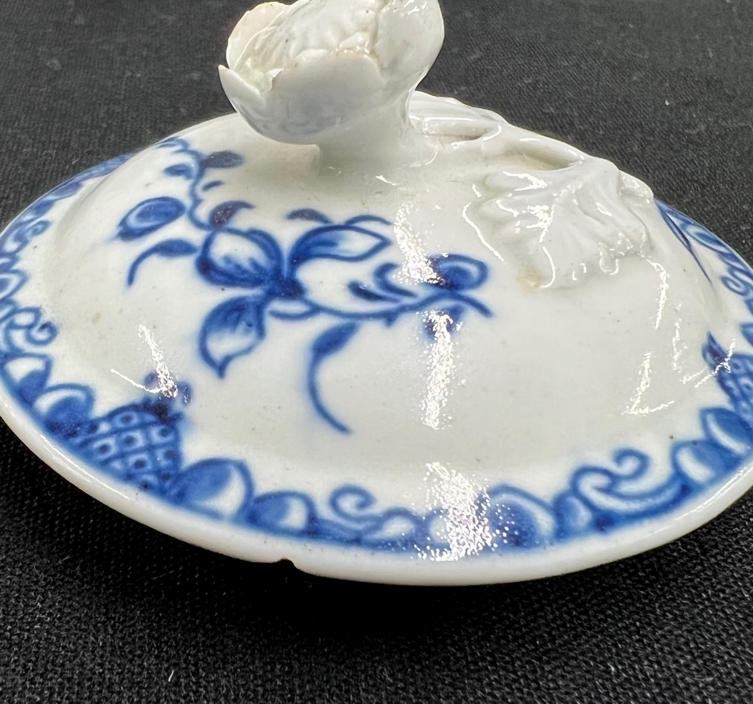 Worcester first period blue and white porcelain teapot, the cover with moulded flower finial, - Image 3 of 7